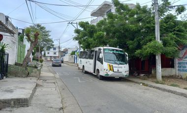 Casa lote amplia y bien ubicada, con áreas habilitadas para uso mixto.