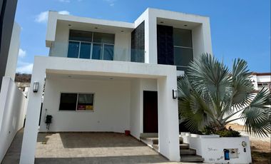 Casa en renta anual en Altabrisa Residencial, Cerritos