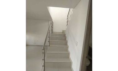 SE ARRIENDA CASA DE TRES HABITACIONES,CONJUNTO  SAN JERÓNIMO