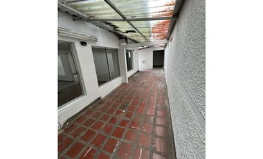 CASA UNIFAMILIAR EN VENTA 2 NIVELES CON LOCAL EL POBLADO PATIO BONITO