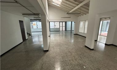 CASA UNIFAMILIAR EN VENTA 2 NIVELES CON LOCAL EL POBLADO PATIO BONITO