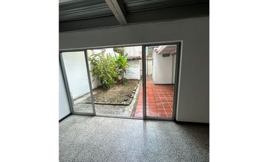 CASA UNIFAMILIAR EN VENTA 2 NIVELES CON LOCAL EL POBLADO PATIO BONITO