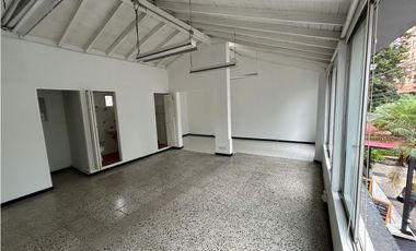 CASA UNIFAMILIAR EN VENTA 2 NIVELES CON LOCAL EL POBLADO PATIO BONITO
