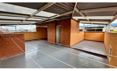 Casa esquinera de tres pisos en venta Barrio Las Flores Palmira Valle