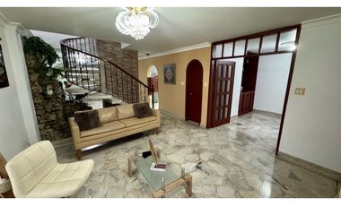Casa esquinera de tres pisos en venta Barrio Las Flores Palmira Valle