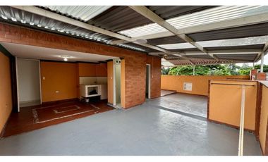 Casa esquinera de tres pisos en venta Barrio Las Flores Palmira Valle