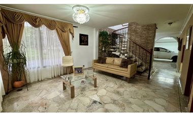 Casa esquinera de tres pisos en venta Barrio Las Flores Palmira Valle