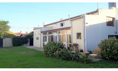 COMPLEJO DE 3 DEPARTAMENTOS EN BLOQUE CON RENTA - SOBRE AMPLIO TERRENO