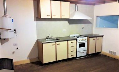 COMPLEJO DE 3 DEPARTAMENTOS EN BLOQUE CON RENTA - SOBRE AMPLIO TERRENO