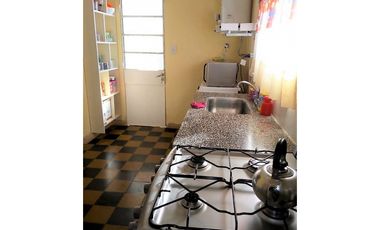 COMPLEJO DE 3 DEPARTAMENTOS EN BLOQUE CON RENTA - SOBRE AMPLIO TERRENO