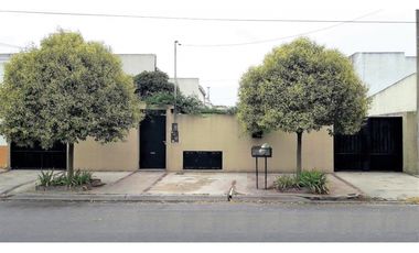 COMPLEJO DE 3 DEPARTAMENTOS EN BLOQUE CON RENTA - SOBRE AMPLIO TERRENO