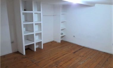 COMPLEJO DE 3 DEPARTAMENTOS EN BLOQUE CON RENTA - SOBRE AMPLIO TERRENO