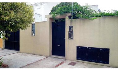 COMPLEJO DE 3 DEPARTAMENTOS EN BLOQUE CON RENTA - SOBRE AMPLIO TERRENO