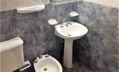 COMPLEJO DE 3 DEPARTAMENTOS EN BLOQUE CON RENTA - SOBRE AMPLIO TERRENO