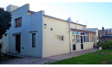 COMPLEJO DE 3 DEPARTAMENTOS EN BLOQUE CON RENTA - SOBRE AMPLIO TERRENO