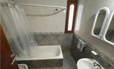 VENTA CHALET (4) AMB. - LOS PINARES - APTO CREDITO