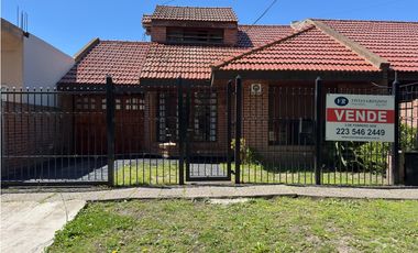 VENTA CHALET (4) AMB. - LOS PINARES - APTO CREDITO