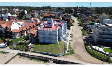 DEPARTAMENTO DE 2 AMBIENTES CON VISTA AL MAR Y COCHERA