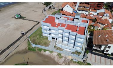 DEPARTAMENTO DE 2 AMBIENTES CON VISTA AL MAR Y COCHERA