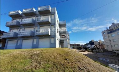 DEPARTAMENTO DE 2 AMBIENTES CON VISTA AL MAR Y COCHERA