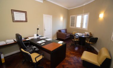 CASA RACIONALISTA EN ESQUINA - APTO CRÉDITO