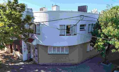 CASA RACIONALISTA EN ESQUINA - APTO CRÉDITO