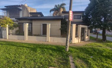 VENTA CHALET 5 AMB c/COCHERA EN ESQUINA EN PADUA