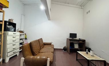 CASA CON DOS VIVIENDAS Y TALLER -OPORTUNIDAD RENTA