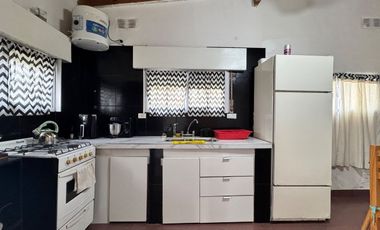 CASA CON DOS VIVIENDAS Y TALLER -OPORTUNIDAD RENTA
