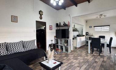CASA CON DOS VIVIENDAS Y TALLER -OPORTUNIDAD RENTA