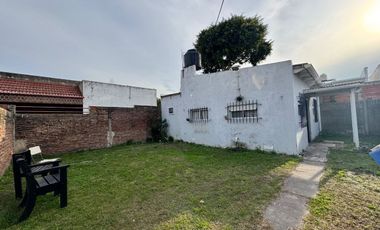 CASA CON DOS VIVIENDAS Y TALLER -OPORTUNIDAD RENTA