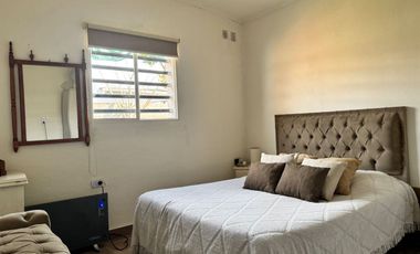 CASA CON DOS VIVIENDAS Y TALLER -OPORTUNIDAD RENTA