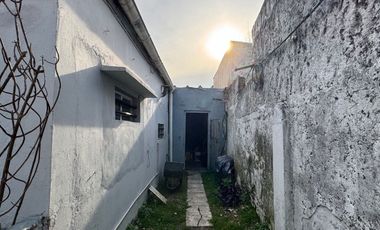 CASA CON DOS VIVIENDAS Y TALLER -OPORTUNIDAD RENTA