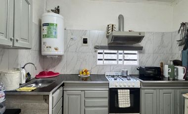 CASA CON DOS VIVIENDAS Y TALLER -OPORTUNIDAD RENTA