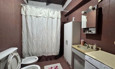 CASA CON DOS VIVIENDAS Y TALLER -OPORTUNIDAD RENTA