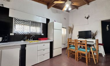 CASA CON DOS VIVIENDAS Y TALLER -OPORTUNIDAD RENTA