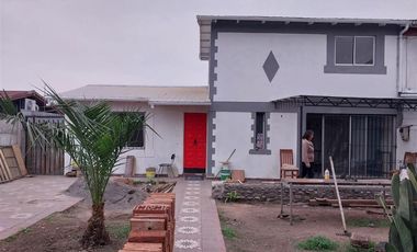 Casa en Arriendo en Arriendo Linda casa remodelada 4D 2B. Excelente ubicación, Renca
