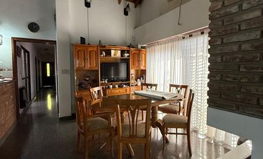 CASA EN VENTA 5 AMBIENTES MAS UN DPTO 3 AMBIENTES