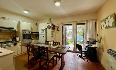 Venta Casa 4 Amb c/ Pileta Quincho, Local -Permuta