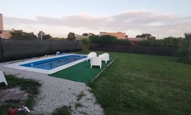 VENTA CASA 3 AMB,PARQUE Y PILETA LAS LOMAS MIRAMAR
