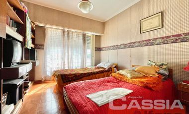 AMPLIO PISO COMPLETO EN PH PLANTA ALTA, 4 DESPACHOS, SALA ESPERA, DOS BAÑOS, TERRAZA, LAVADERO, COCINA