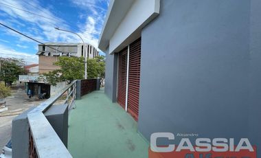 AMPLIO PISO COMPLETO EN PH PLANTA ALTA, 4 DESPACHOS, SALA ESPERA, DOS BAÑOS, TERRAZA, LAVADERO, COCINA