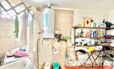 AMPLIO PISO COMPLETO EN PH PLANTA ALTA, 4 DESPACHOS, SALA ESPERA, DOS BAÑOS, TERRAZA, LAVADERO, COCINA