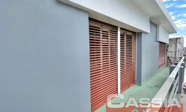 AMPLIO PISO COMPLETO EN PH PLANTA ALTA, 4 DESPACHOS, SALA ESPERA, DOS BAÑOS, TERRAZA, LAVADERO, COCINA