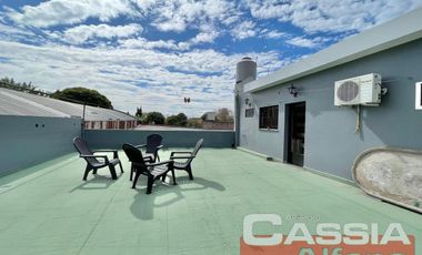 AMPLIO PISO COMPLETO EN PH PLANTA ALTA, 4 DESPACHOS, SALA ESPERA, DOS BAÑOS, TERRAZA, LAVADERO, COCINA