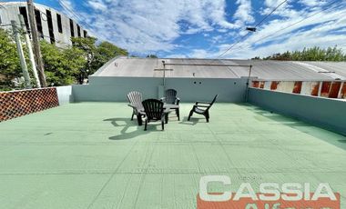 AMPLIO PISO COMPLETO EN PH PLANTA ALTA, 4 DESPACHOS, SALA ESPERA, DOS BAÑOS, TERRAZA, LAVADERO, COCINA