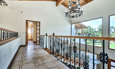 Exclusiva casa familiar de dos pisos con finas terminaciones en un excelente lugar para vivir