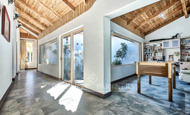 Exclusiva casa familiar de dos pisos con finas terminaciones en un excelente lugar para vivir