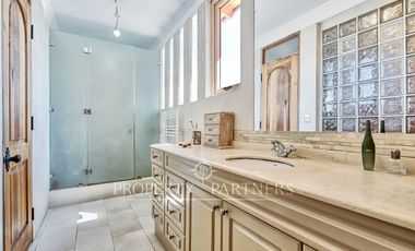 Exclusiva casa familiar de dos pisos con finas terminaciones en un excelente lugar para vivir