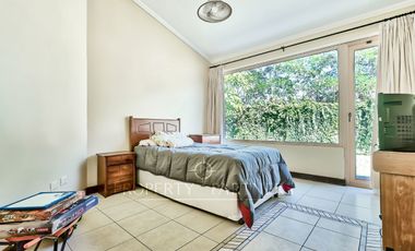 Exclusiva casa familiar de dos pisos con finas terminaciones en un excelente lugar para vivir